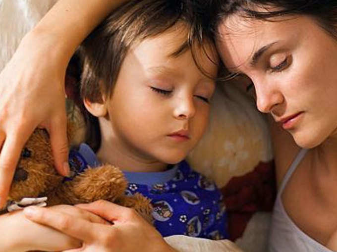 बच्चों के साथ सोने के ये फायदे क्या जानते हैं आप?