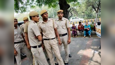 दिल्ली पुलिस स्टाफ को 10 हजार कैश