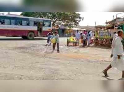 ಧೂಳು ಮುಕ್ತಿಗೆ ಹೆದ್ದಾರಿಗೆ ನೀರು ಹಾಕಿದರು!