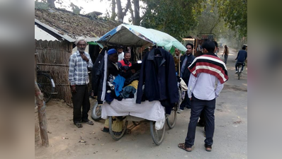 नोटबंदीः ठेले पर दुकान लगाने वाला लोगों को उधार दे रहा गर्म कपड़े