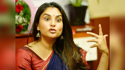 पुरस्कार राशि के लिए अभिनेत्री रम्या के घर के बाहर धरने पर बैठा युवक