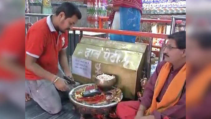 Note ban: Temple installs card swipe machine for donations 