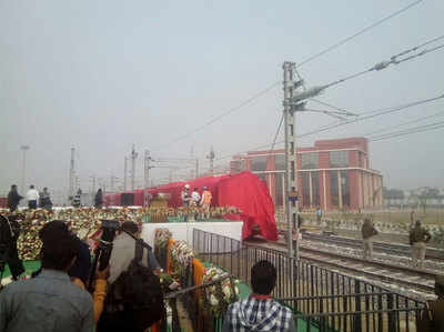 अखिलेश ने दिखायी हरी झंडी, लखनऊ मेट्रो का हुआ पहला ट्रायल