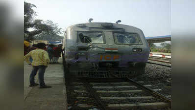 डेमू ट्रेन ट्रक से टकराई, दर्जनभर यात्री घायल