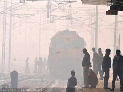 कोहरे की वजह से 11 ट्रेनें कैंसल, फ्लाइट्स भी लेट