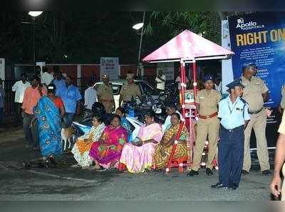 ജയലളിതയ്ക്കായ് പ്രാർ‍ത്ഥനകളുമായി തമിഴ് മക്കൾ