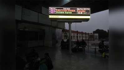 कोहरे से 64 ट्रेनें देरी से चल रहीं, 12 ट्रेनें निरस्त