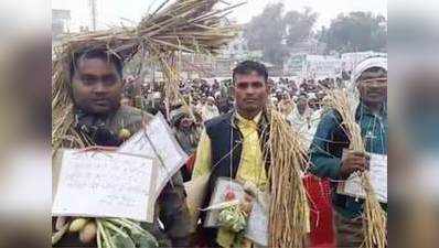 Farmers protest against demonetisation at Arvind Kejriwals rally in PM Modis constituency 
