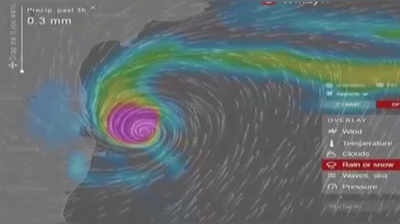 பழவேற்காட்டில்
படகுகளை மீட்கும் பணி தீவிரம்