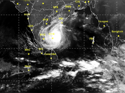 கரையைக் கடக்க ஆரம்பித்தது
வர்தா புயல்