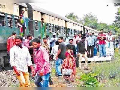 రైలుతో సెల్ఫీ తీసుకునేందుకు యత్నించి..