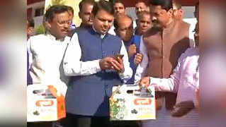 Note ban: Devendra Fadnavis buys oranges through online payment 