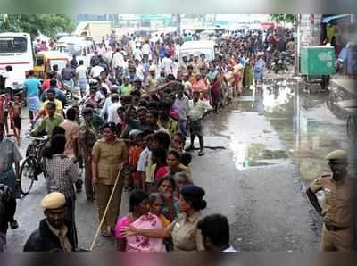 മൂന്ന് ദിവസത്തെ അവധി; തിരക്കില്‍ പെട്ട് ബാങ്കുകൾ