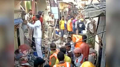 Three dead, many injured in a house collapse in Mumbais Mankhurd area 