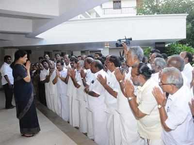 ചിന്നമ്മയെന്ന് വിളിക്കില്ല,  എഐഎഡിഎംകെയിൽ കൂട്ടത്തല്ല്