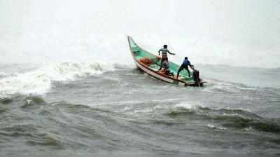 தமிழக மீனவர்கள் கைது: இலங்கை கடற்படை மீண்டும் அட்டூழியம்