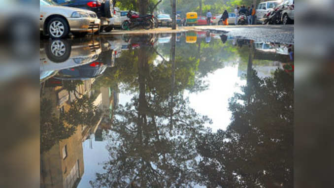 Delhi: Defence Colony manholes raise a stink 