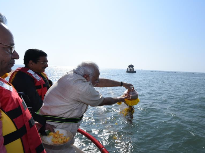 मुंबईः बीच समुद्र PM मोदी ने किया जल पूजन