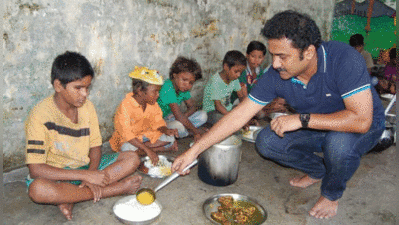 রোজ কয়েকশো বাচ্চাকে খাওয়াচ্ছেন এই শিক্ষক