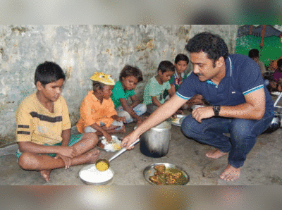 রোজ কয়েকশো বাচ্চাকে খাওয়াচ্ছেন এই শিক্ষক