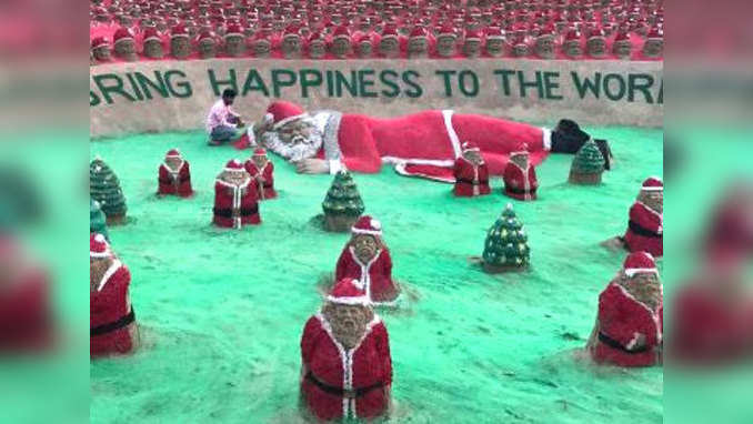 Sand artist sculpts 1,000 Santa Clauses to mark Christmas 