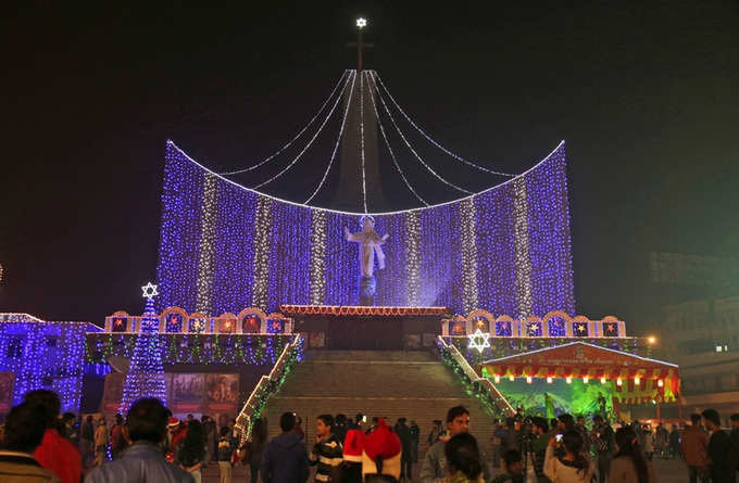 உலக முழுவதும் கிறிஸ்துமஸ் பண்டிகை கோலாகலமாக கொண்டாட்டம்