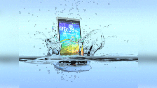 स्मार्टफोन पाण्यात पडल्यास काय कराल? 