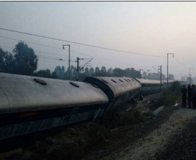 कानपुर के पास फिर हुआ ट्रेन हादसा, नहर पर लटकी बोगियां