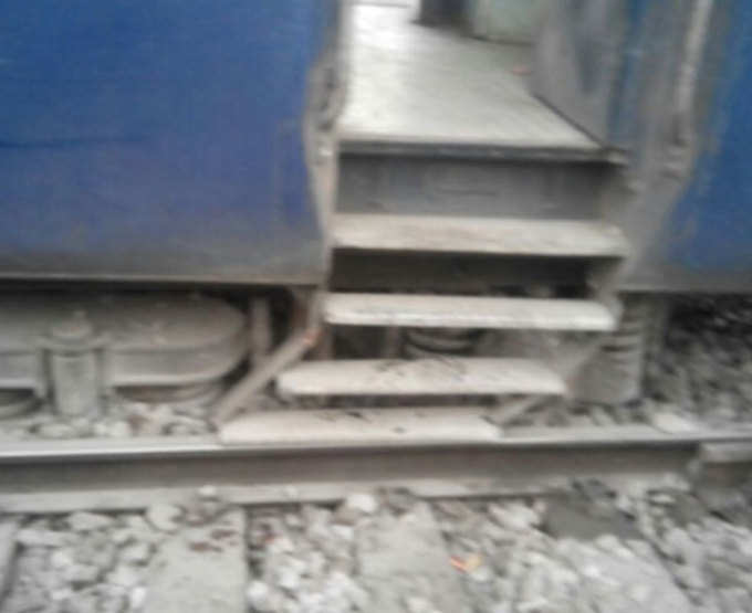 कानपुर के पास फिर हुआ ट्रेन हादसा, नहर पर लटकी बोगियां