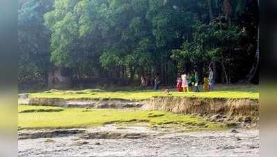 পাড় খেয়েছে গঙ্গা , এখন বুক বাঁধা স্রেফ বোল্ডারের ভরসাতেই