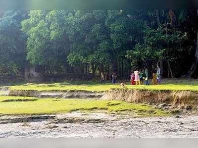 পাড় খেয়েছে গঙ্গা , এখন বুক বাঁধা স্রেফ বোল্ডারের ভরসাতেই