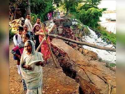 ঘর গিলছে আগ্রাসী গঙ্গা, উদ্বাস্ত্ত হচ্ছে সুকুমারীরা