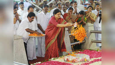 Watch: Sasikala Natarajan pays tribute to Jayalalithaa 