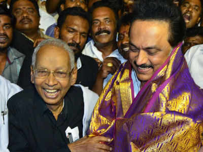 ​ சசிகலா ஆதரவு வீரமணி ஸ்டாலினை வாழ்த்தியது ஏன் தெரியுமா?