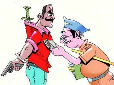 पुलिस वाले पर पथराव, लूटी स्कूटी