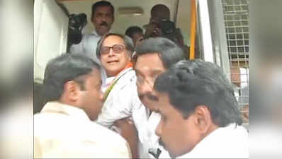 Police detain Shashi Tharoor, other Congress leaders for protesting against note ban 