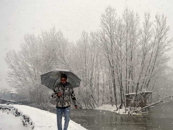 बर्फ की चादर से ढका कश्मीर, जन्नत सा नजारा