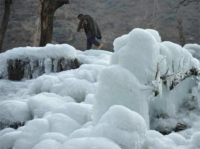 बर्फ की चादर से ढका कश्मीर, जन्नत सा नजारा