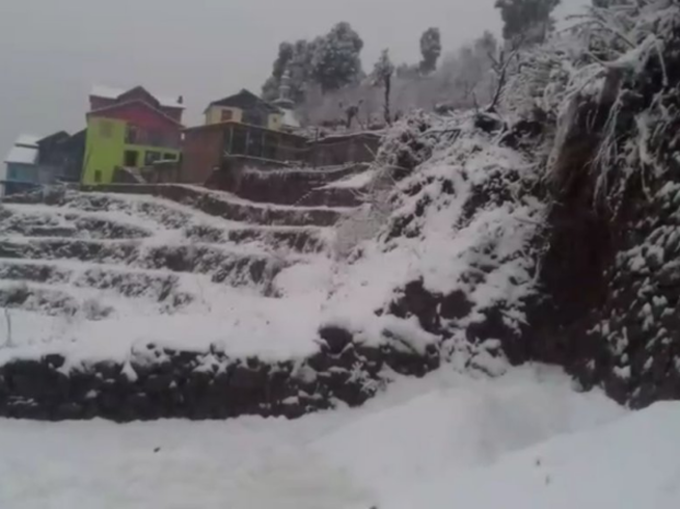 जम्मू-कश्मीर की वादियों में बर्फबारी