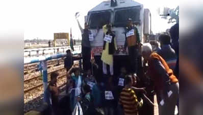 TMC workers stop Rajdhani Express to protest against Sudip Bandyopadhyay’s arrest 