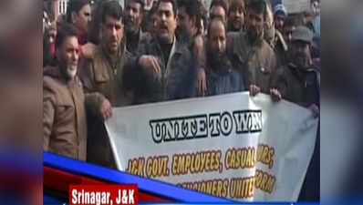 Srinagar: Contractual workers protest against J&K govt 