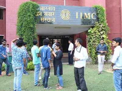 ऑनलाइन मीडिया पर लिखकर सीमा लांघने के आरोप में IIMC का छात्र निलंबित