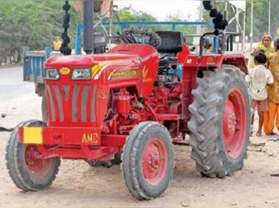 கவனக்குறைவாக டிராக்டர் ஓட்டிய தந்தை; 2 வயது மகன் உடல்நசுங்கி பலி!