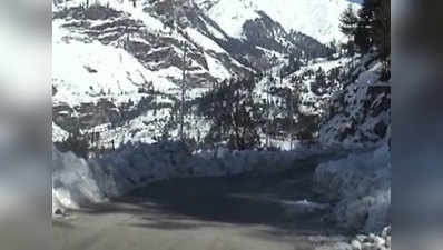 Manali: Snowfall cripples normal life 