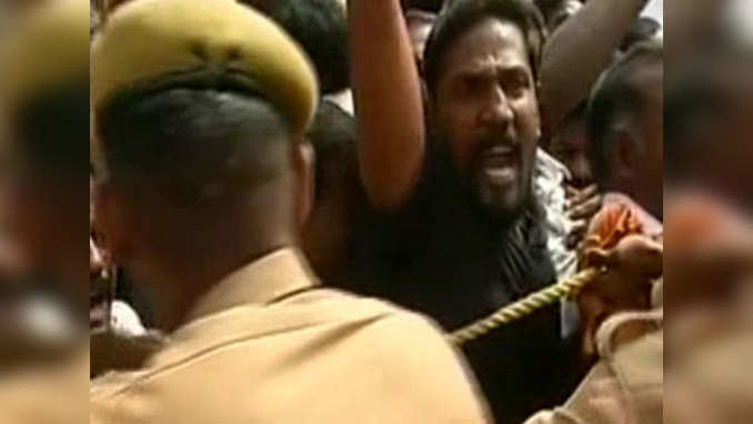 Jallikattu ban: Police lathicharge, detain protestors in Madurai 