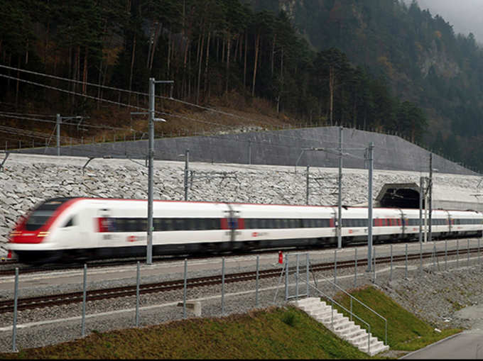देखें, स्विट्जरलैंड में खुली दुनिया की सबसे लंबी रेल सुरंग