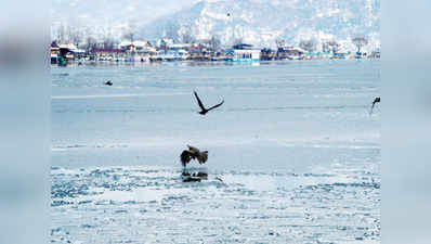 Srinagar: Dal Lake freezes as mercury touches minus 2 degrees 