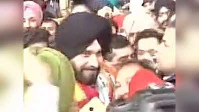 Congress workers welcome Navjot Singh Sidhu in Amritsar 