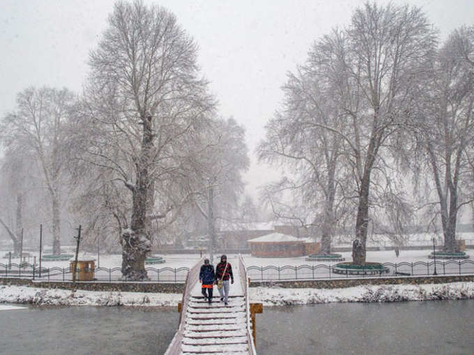 बारिश और बर्फ ने रोकी कश्मीर की राह