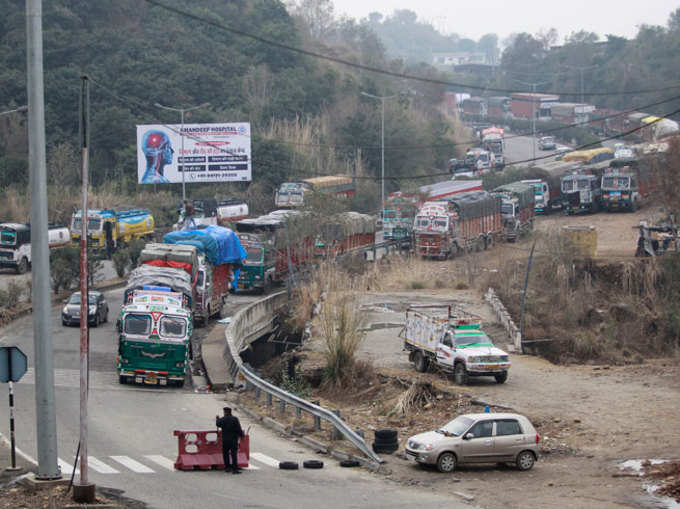 बारिश और बर्फ ने रोकी कश्मीर की राह